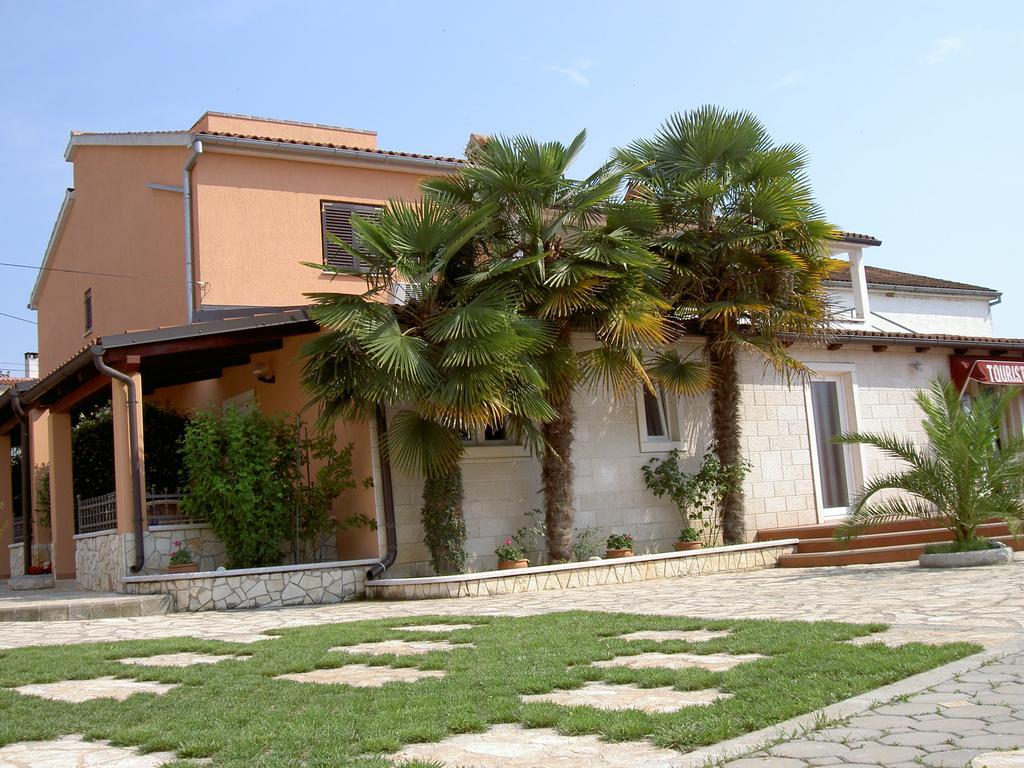 Apartments Kori Funtana Luaran gambar