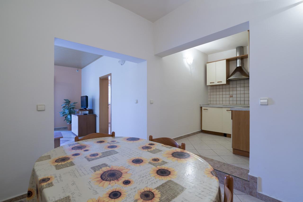 Apartments Kori Funtana Luaran gambar