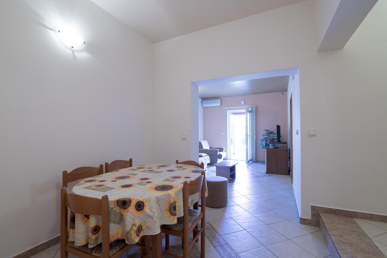 Apartments Kori Funtana Luaran gambar